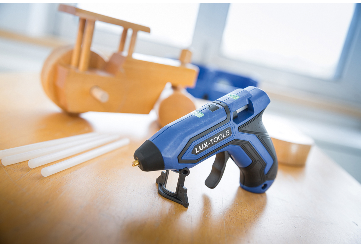 Απεικονίζεται το πιστόλι θερμοκόλλησης 